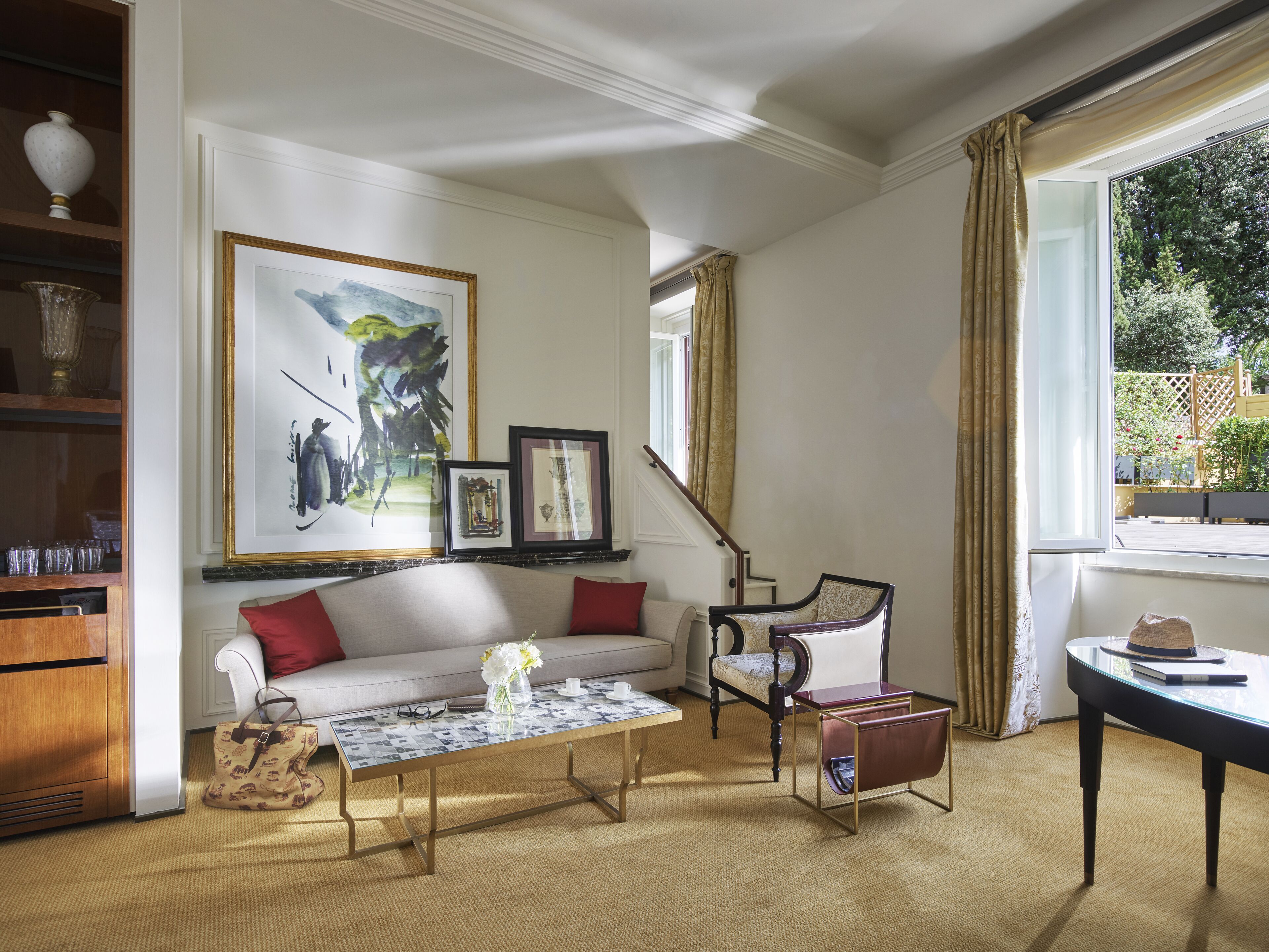 Una sala de estar con sofá, mesa de centro, sillón y estantería.