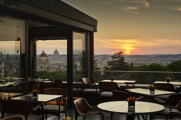 2 restaurants; breakfast, lunch, dinner, and brunch served