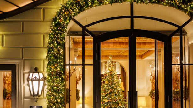 A grand entrance with a Christmas tree and festive decorations. - Hotel Eden - Dorchester Collection (Rome)