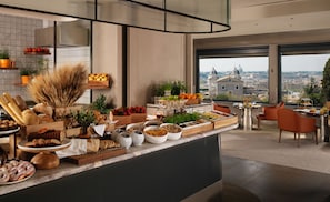 Desayuno completo (EUR 45.00 por persona)
