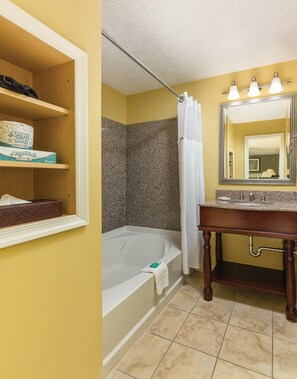 Combined shower/bathtub, free toiletries, hair dryer, towels