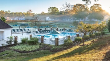 Piscine extérieure, parasols de plage, chaises longues