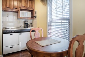 Standard Studio Suite, 1 King Bed, Kitchenette | Private kitchen