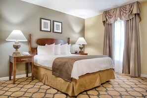 Espacio para trabajar con laptop y cortinas blackout