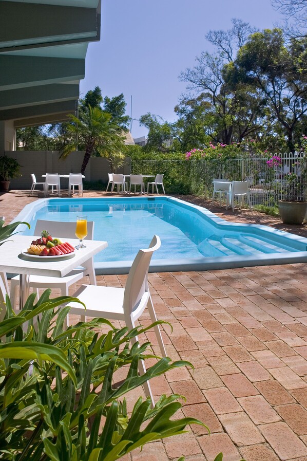 Una piscina al aire libre