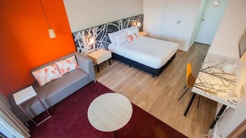 Deluxe Room, 1 King Bed | Minibar, in-room safe, desk, iron/ironing board