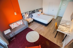 Deluxe Room, 1 King Bed | Minibar, in-room safe, desk, iron/ironing board