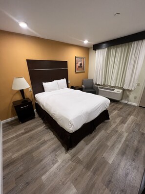 ห้องพัก, เตียงใหญ่ 1 เตียง, พร้อมสิ่งอำนวยความสะดวกสำหรับผู้พิการ, ปลอดบุหรี่ (Mobility/Hearing) | โต๊ะทำงาน, พื้นที่ทำงานแบบใช้แล็ปท็อป, ผ้าม่านกันแสง, เตารีด/โต๊ะรีดผ้า
