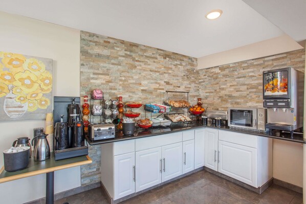 Free daily continental breakfast  - Ramada by Wyndham Culver City (Culver City)