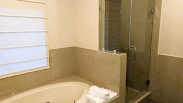 Ducha, artículos de tocador gratuitos, secador de pelo, toallas