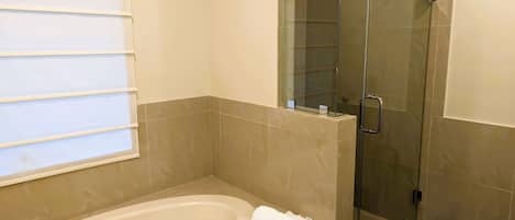 Douche, articles de toilette gratuits, sèche-cheveux