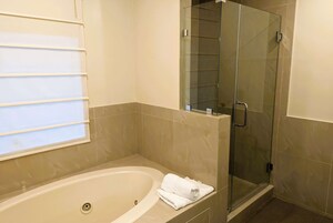 Ducha, artículos de tocador gratuitos, secador de pelo, toallas