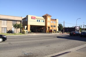 Situated on a street corner, this hotel offers a covered entrance and adjacent parking.