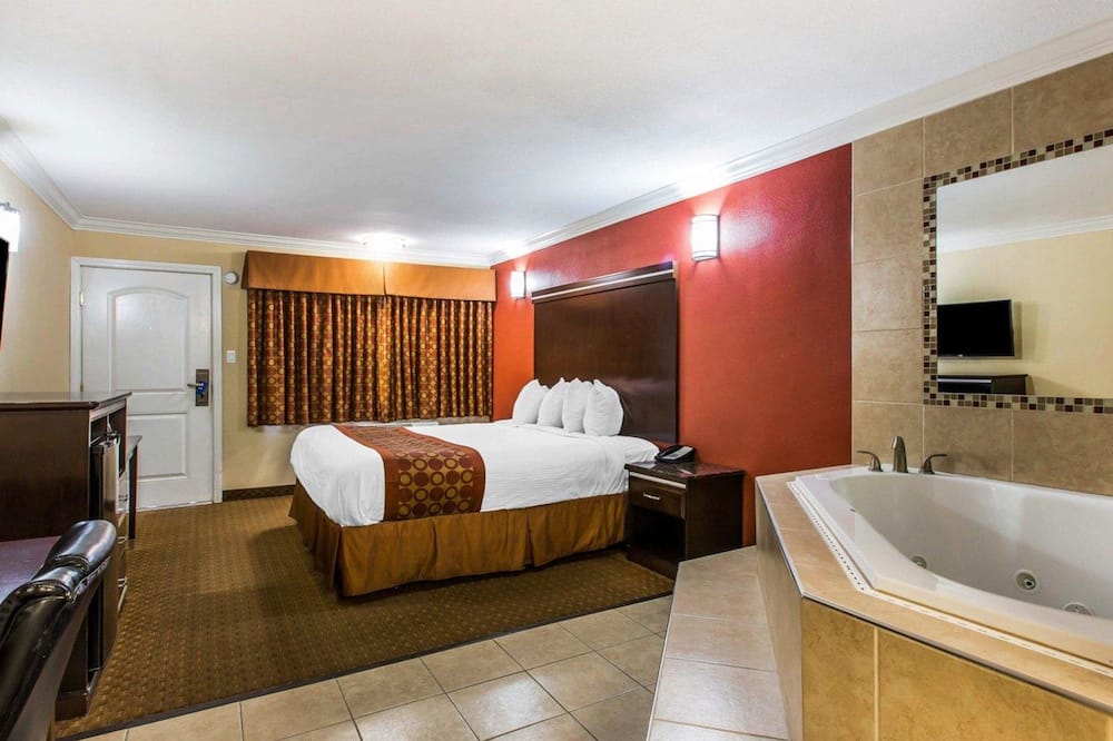 Rodeway Inn & Suites Corona