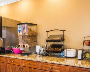 Breakfast area - Rodeway Inn & Suites Corona (Corona)
