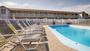 Piscine extérieure (ouverte en saison), chaises longues