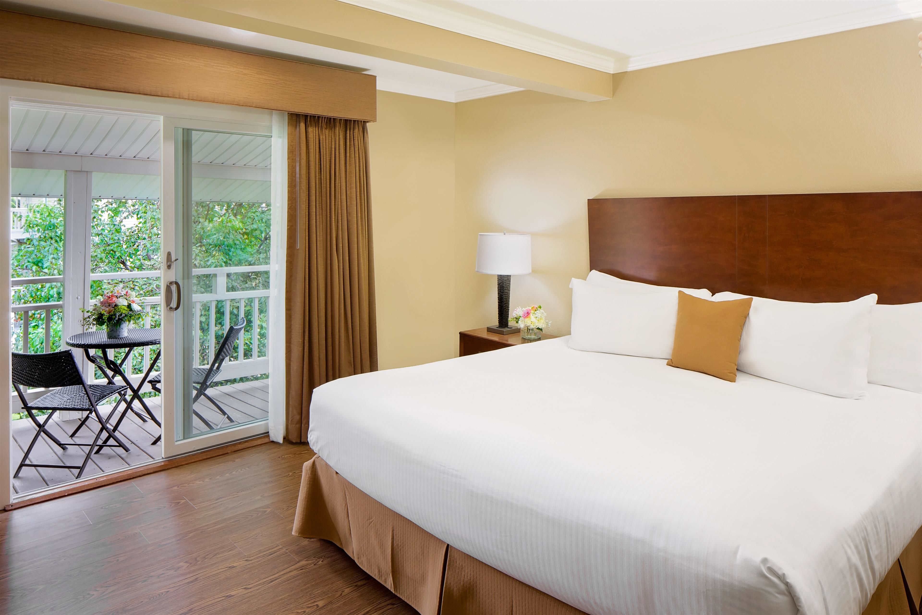 Suite, 1 King-Bett, Nichtraucher, Kühlschrank und Mikrowelle (Living Room;with Sofabed) | Zimmersafe, Verdunkelungsvorhänge, Bügeleisen/Bügelbrett