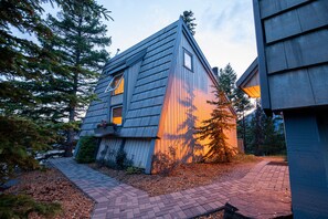 Fachada de la propiedad por la tarde o noche