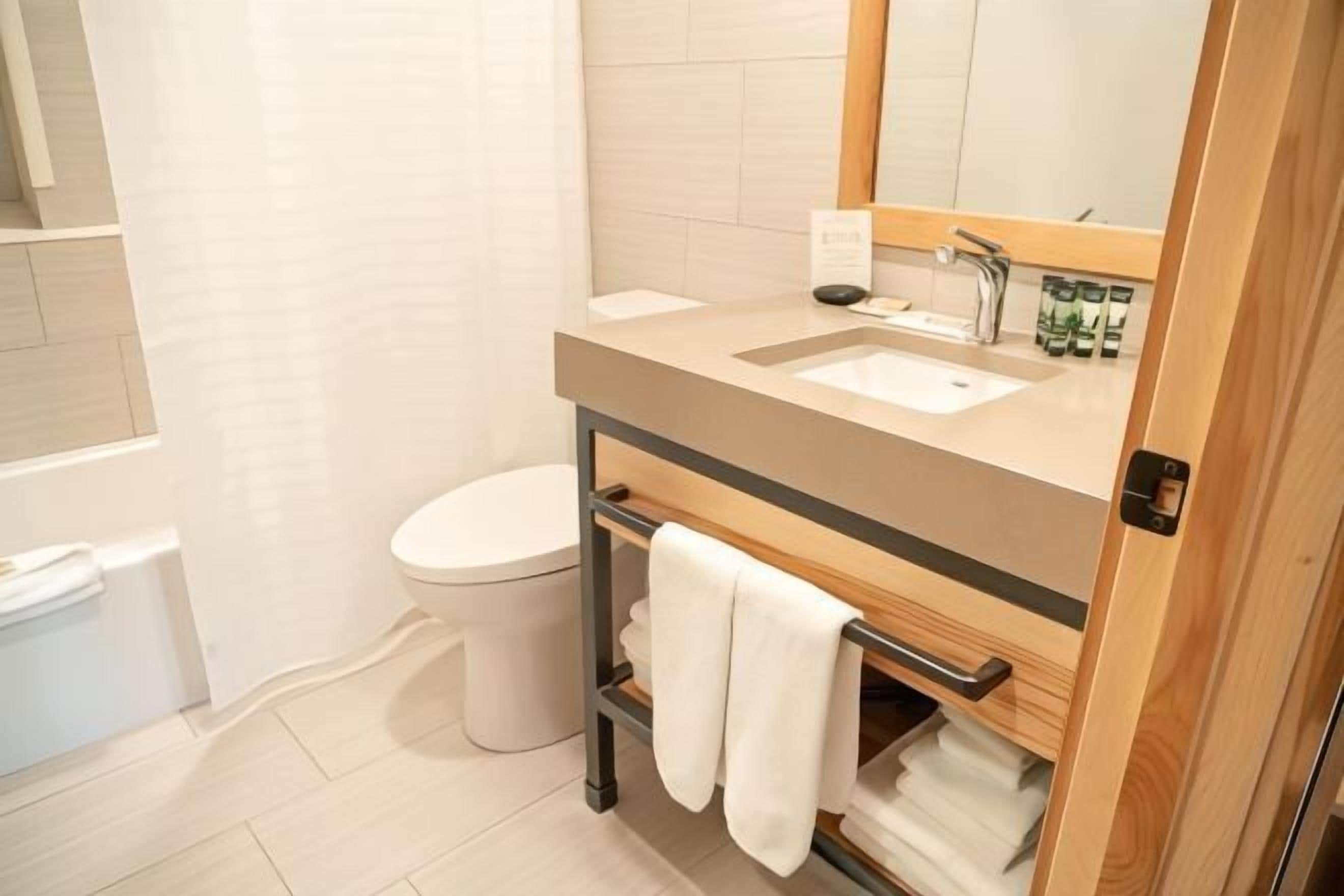 Baño | Artículos de higiene personal ecológicos, secador de pelo y toallas