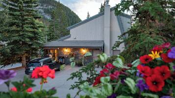 Fassade der Unterkunft – Abend/Nacht