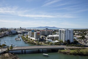 Un paysage urbain côtier avec un port de plaisance, des bâtiments et un pont.