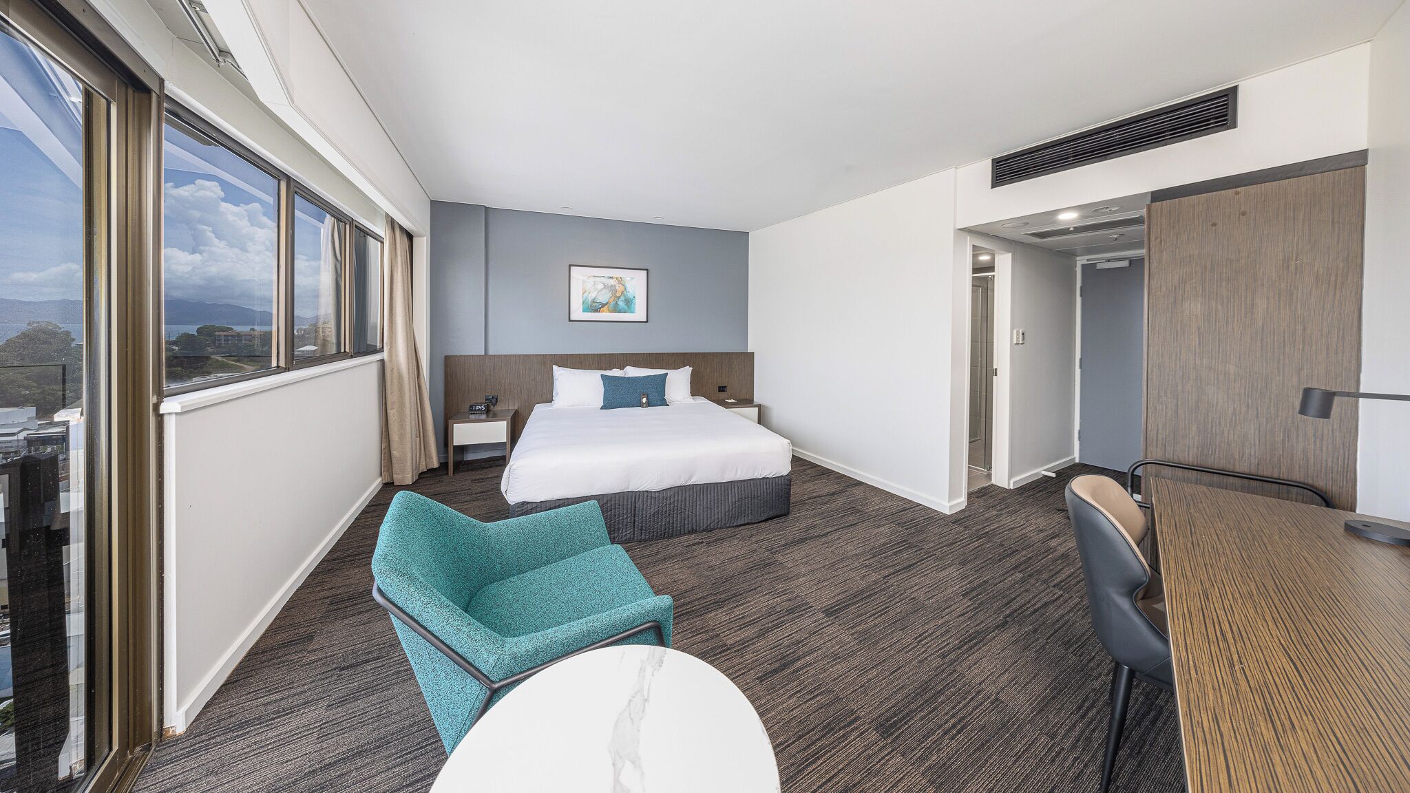 Rom – standard, 1 kingsize-seng | Safe på rommet, skrivebord og skrivebord for bærbar PC