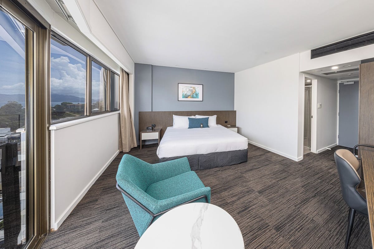 Rom – standard, 1 kingsize-seng | Safe på rommet, skrivebord og skrivebord for bærbar PC