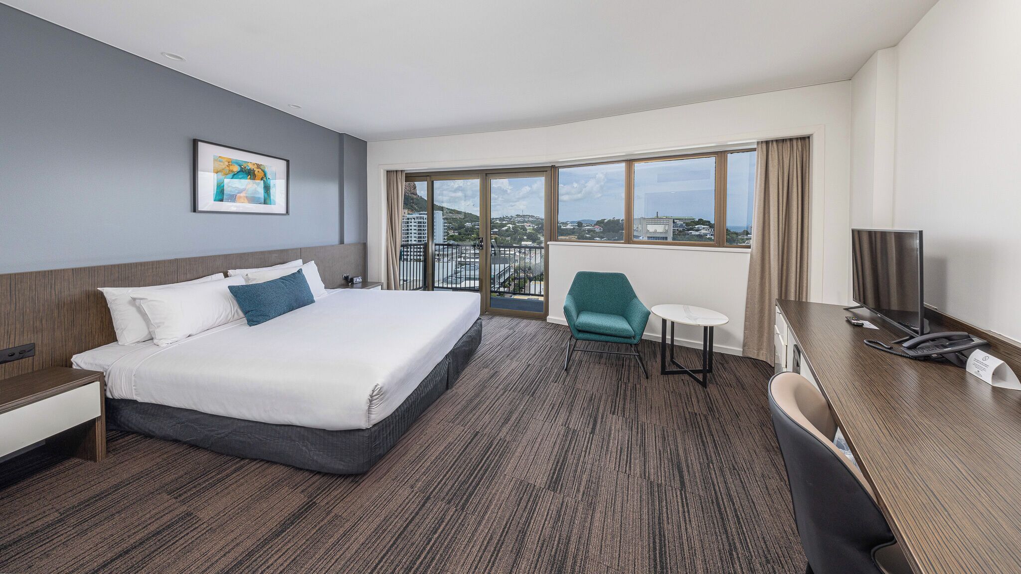 Safe på rommet, skrivebord og skrivebord for bærbar PC