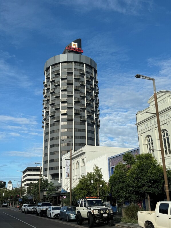 Un grand hôtel moderne à la façade incurvée et doté de balcons.