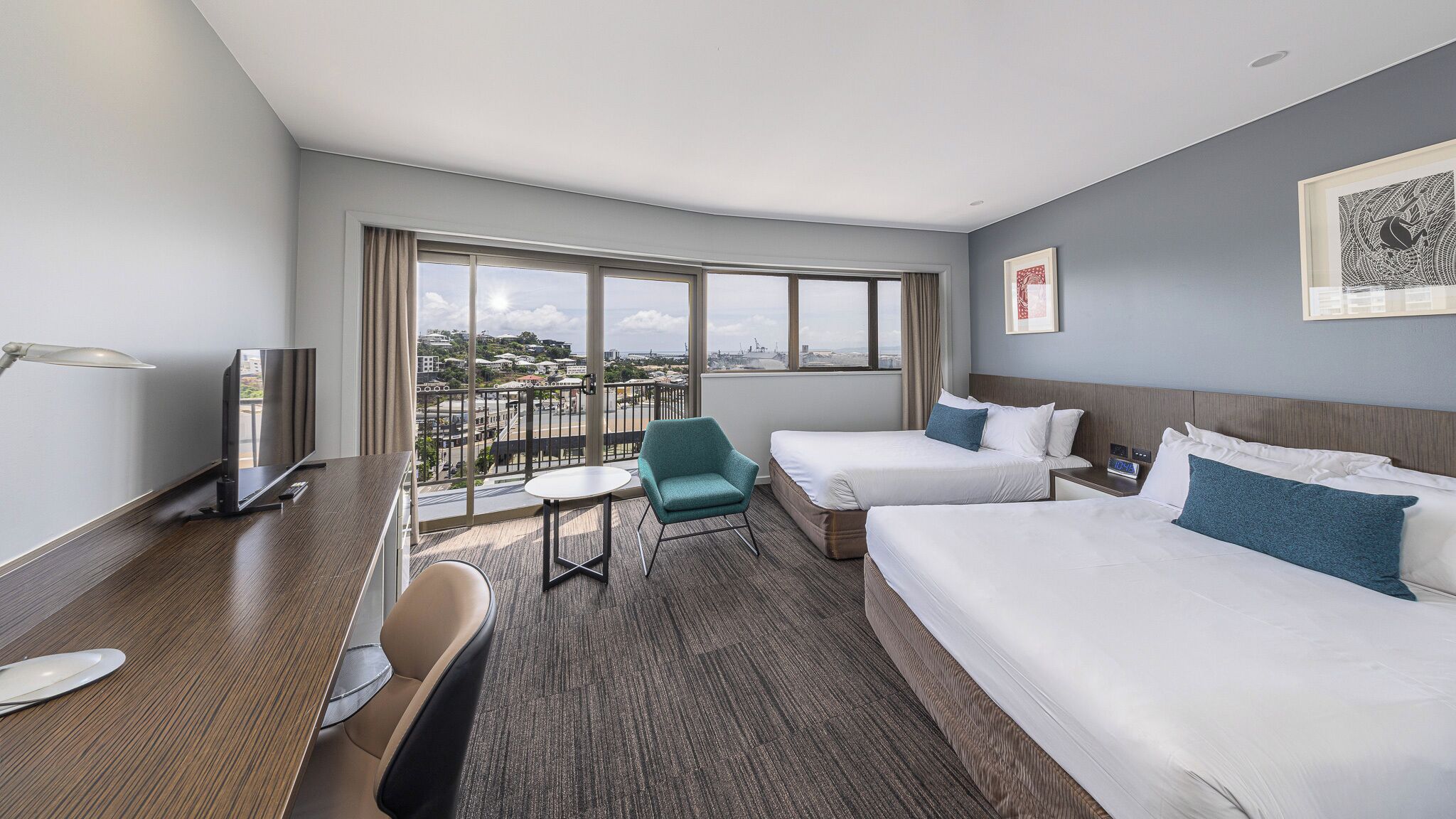 Tomannsrom – standard | Safe på rommet, skrivebord og skrivebord for bærbar PC