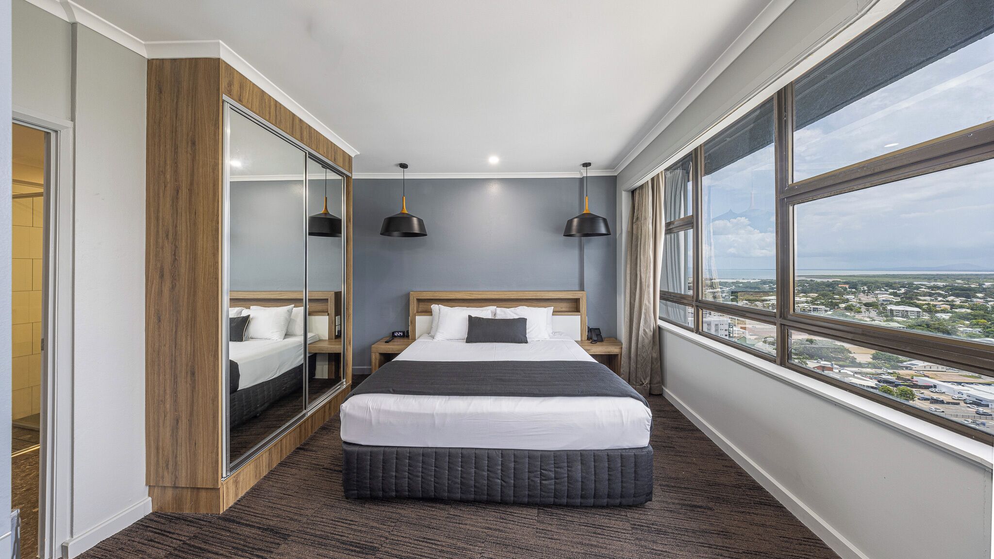 Executive Suite | In-room safe, desk, laptop workspace, blackout drapes