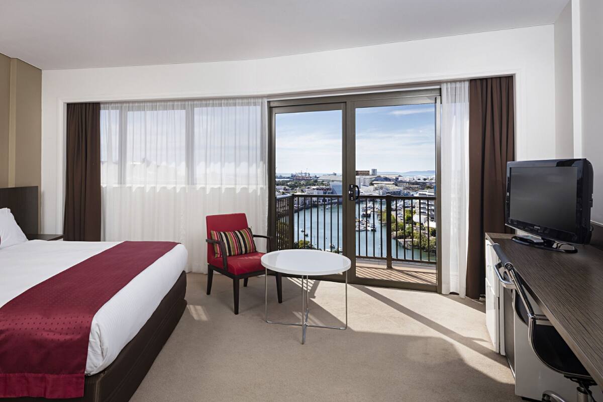 in-room safe, desk, laptop workspace, blackout curtains