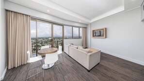 Executive Suite | Living area - Hotel Grand Chancellor Townsville (Townsville)