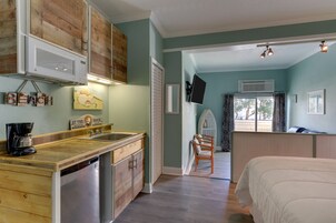 Condo, 2 Double Beds | Private kitchenette | Microwave, coffee/tea maker