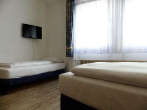 Triple Room | 1 bedroom, desk, iron/ironing board, free cribs/infant beds