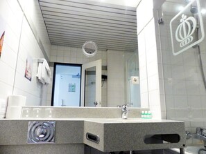 Amenidades de baño gratuitas, secadora de cabello, pantuflas, toallas