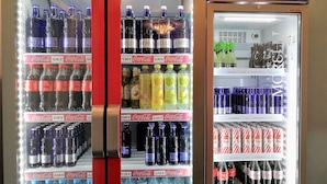 A vending machine with Coca-Cola, Morelli, and ViO water bottles. - Hotel Königshof The Arthouse (Cologne)