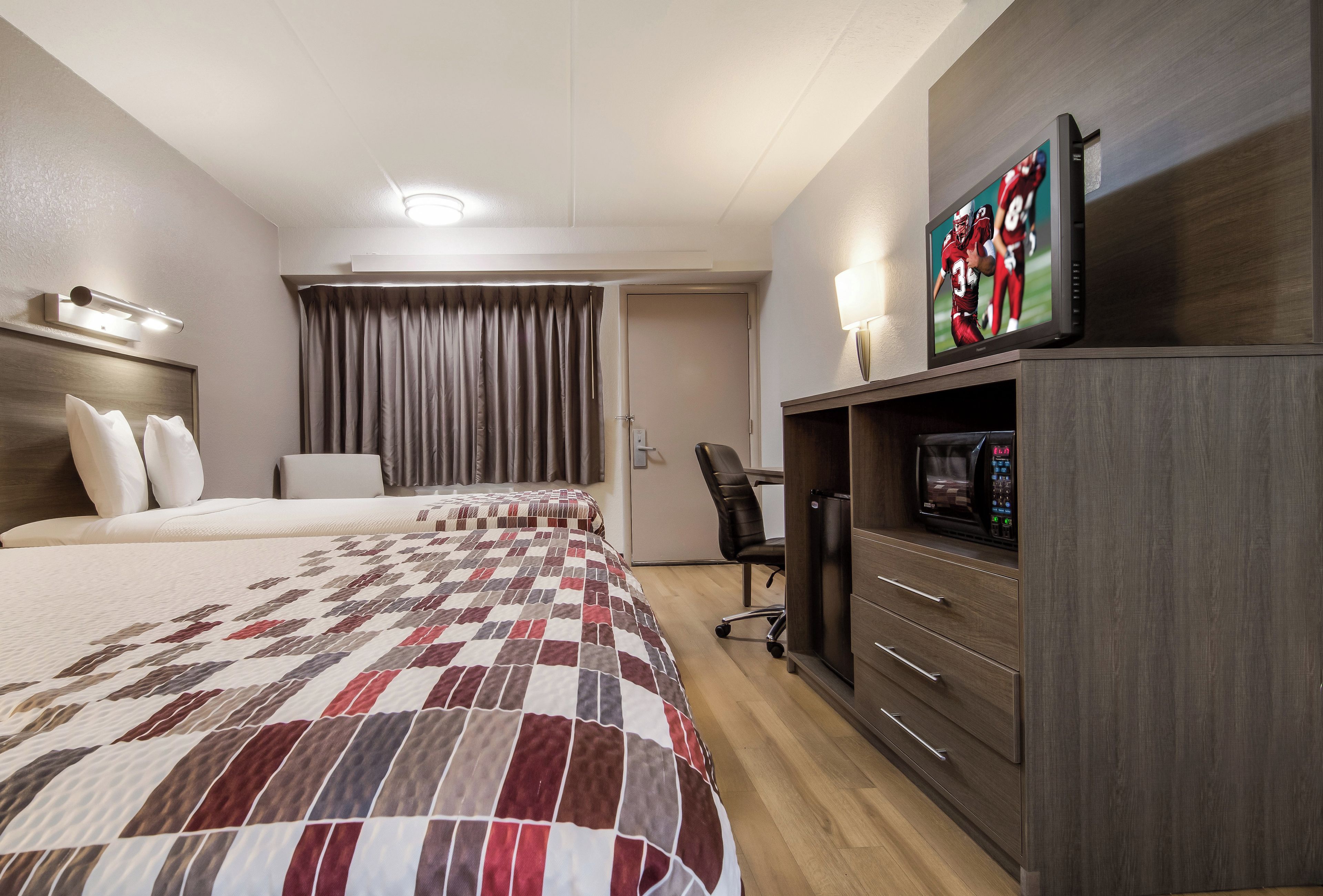 Habitación Deluxe, 2 camas matrimoniales, para no fumadores | Escritorio, espacio para trabajar con laptop y cortinas blackout 
