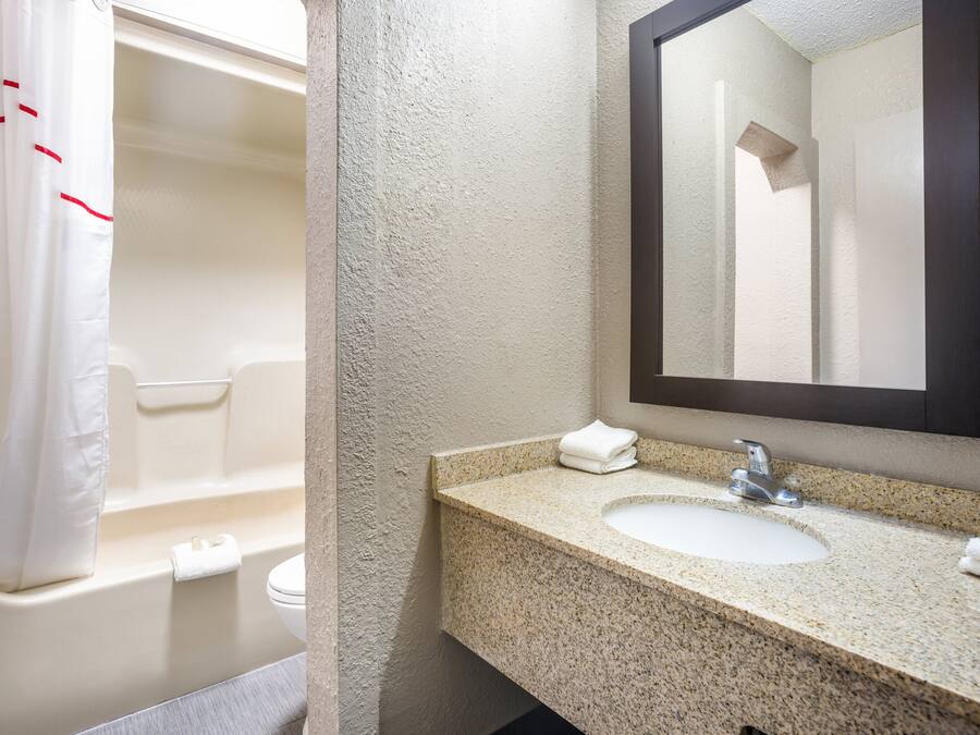 Ducha y bañera combinadas y artículos de higiene personal gratuitos