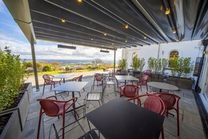 Breakfast, lunch and dinner served