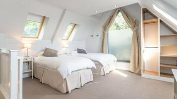 Hypo-allergenic bedding, in-room safe, iron/ironing board, free WiFi