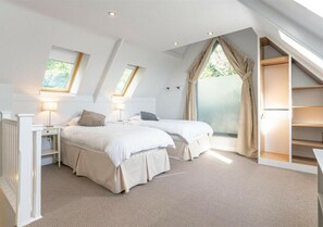 Hypo-allergenic bedding, in-room safe, iron/ironing board, free WiFi - The Cottage in the Wood (Malvern)