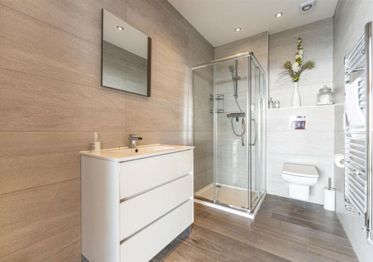 Deluxe Cabin | Bathroom | Shower, free toiletries, towels