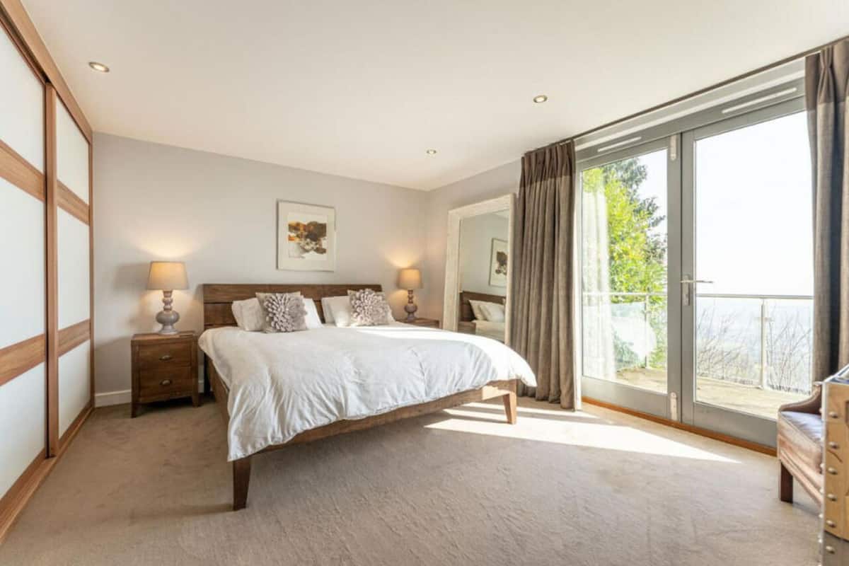 hypo-allergenic bedding, in-room safe, iron/ironing board, free wifi