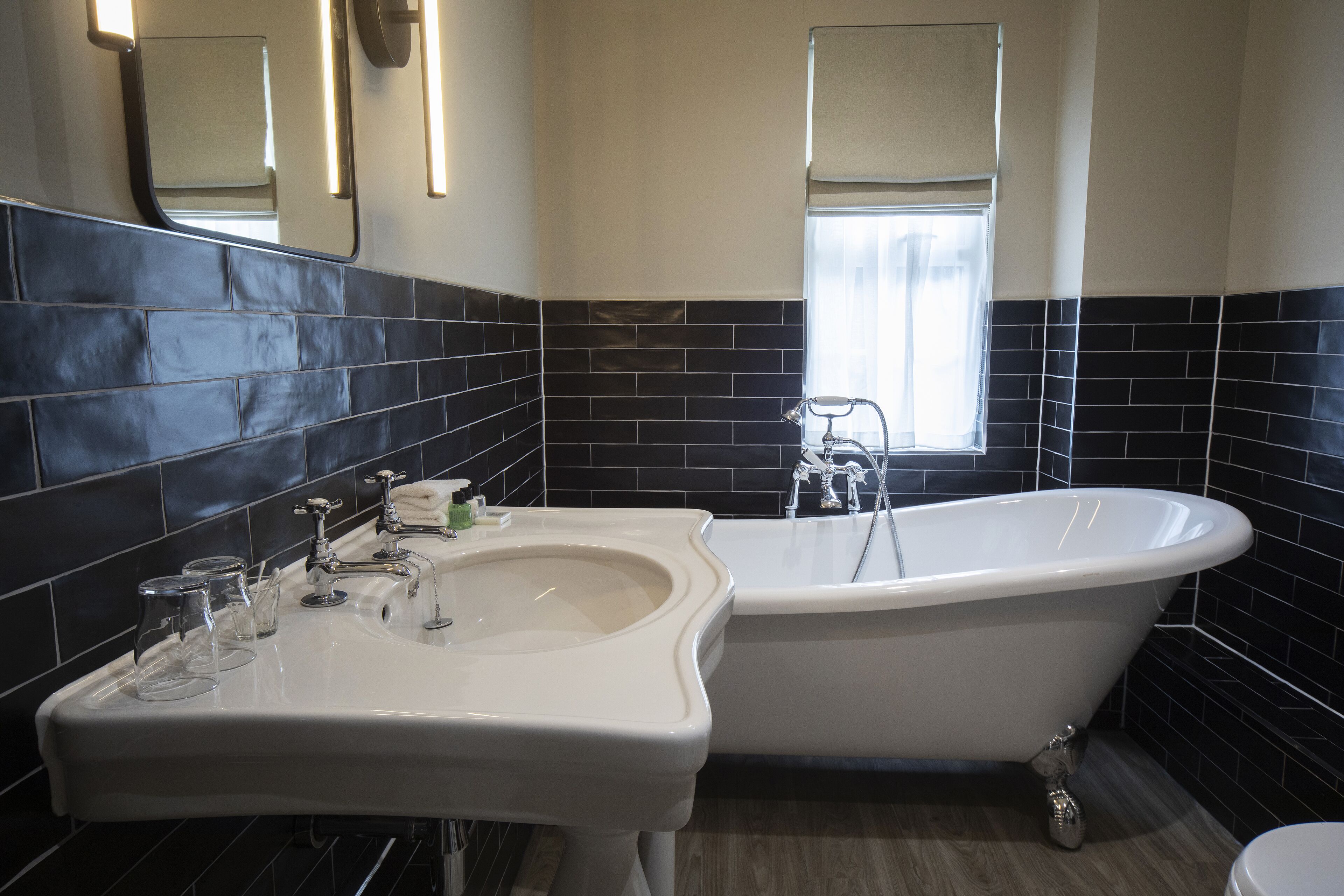 deluxe double room, 1 king bed, valley view | bathroom | shower, free toiletries, towels