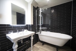 Habitació doble Grand, 1 llit doble | Bany | Dutxa, articles de tocador gratuïts i tovalloles 