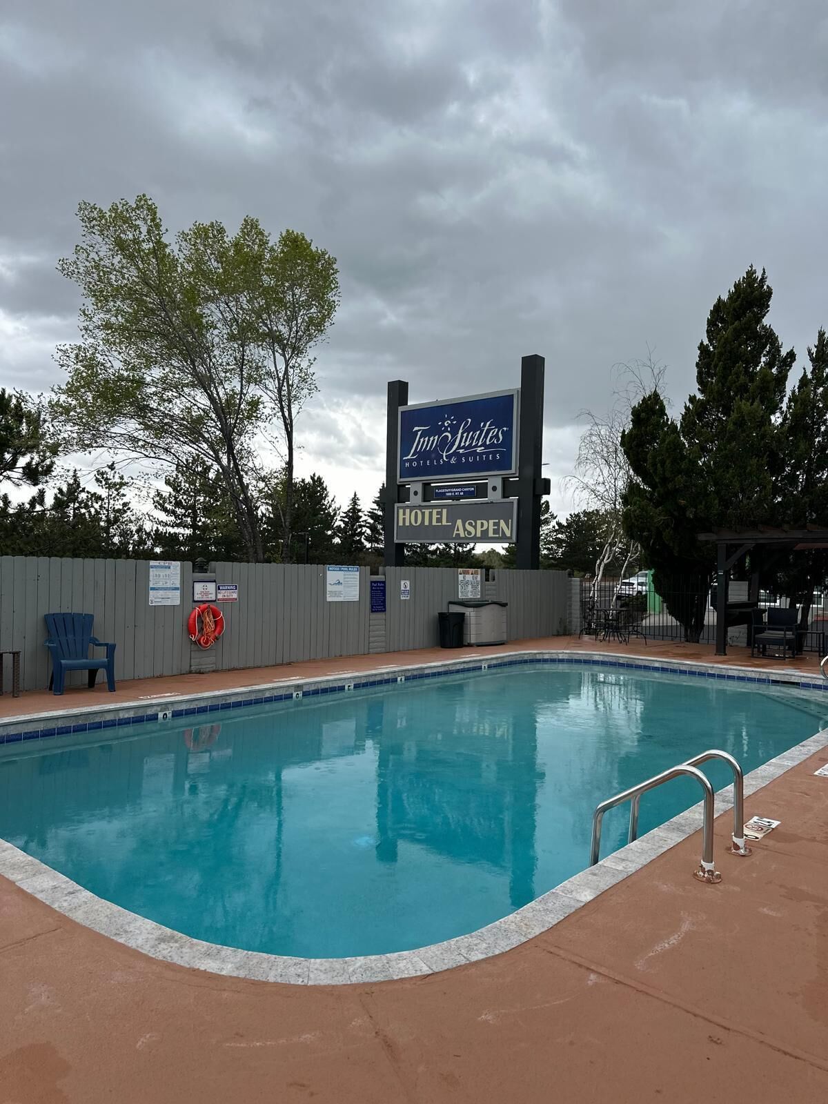 Hồ bơi ngoài trời phục vụ theo mùa 