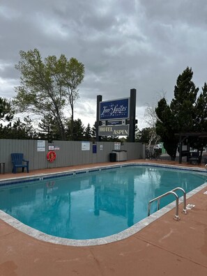 A swimming pool with a sign for 'Inn Suites Hotels & Suites Aspen' and a lifeguard tower. - Hotel Aspen InnSuites Flagstaff/Grand Canyon (Flagstaff)