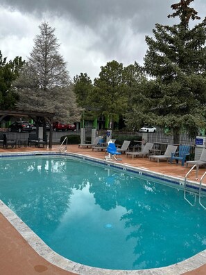 Seasonal outdoor pool - Hotel Aspen InnSuites Flagstaff/Grand Canyon (Flagstaff)