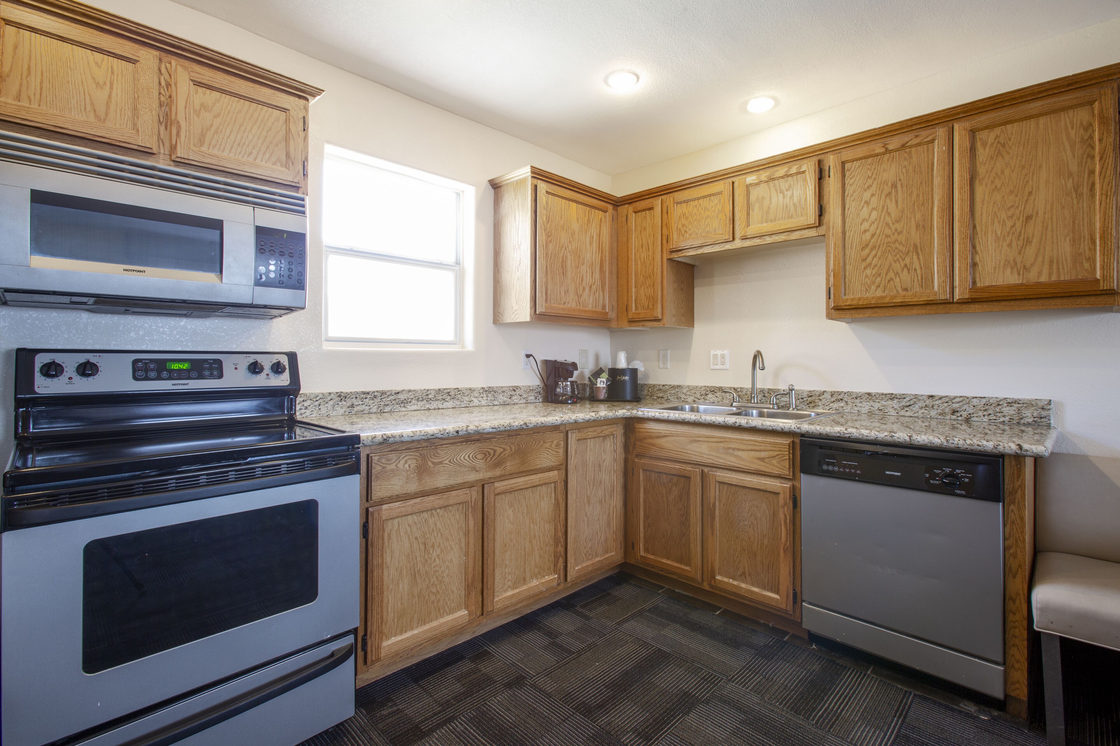 Premier Suite | Private kitchen | Fridge, microwave, coffee/tea maker